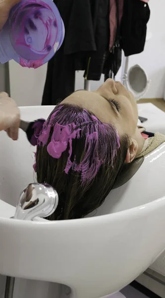 Hajápolás Egy Fodrászatban Alkalmazza Rózsaszín Keveréket Haj Ügyfél — Stock Fotó