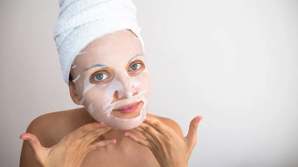Kobieta Stosuje Białą Kosmetyczną Maskę Twarz Spa Zabiegi Kosmetyczne — Zdjęcie stockowe