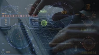 Sanal panel ve gösterge paneli ile çalışan iş adamı