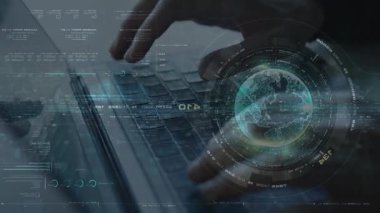 İş kadını dizüstü bilgisayarda klavye çalıyor. karışık ortam