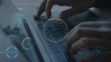 Sanal ekran ve iş teknolojisi üzerinde çalışan iş adamları