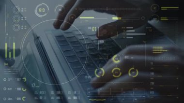 Modern ofis, teknoloji ve dijital veri kavramında dizüstü bilgisayarla çalışan yaratıcı iş adamı.