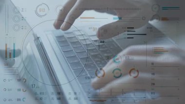 Dijital arayüzü olan bilgisayar kullanan işadamı