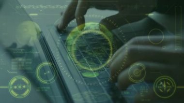 Bilgisayarla çalışan iş kadını