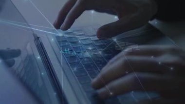 Koyu arkaplanda dizüstü bilgisayar ve dijital tablet kullanan iş adamı