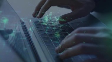 Dizüstü bilgisayarda birden fazla satır yazan kadın