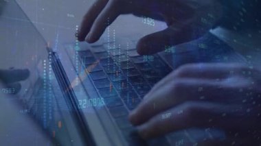 Klavyede yazan kadın