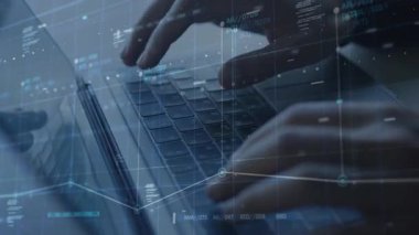 dizüstü bilgisayar ile çalışan kadın