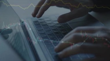 İşadamı laptopta çalışıyor. Ofiste de grafiği var.