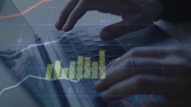 Dizüstü bilgisayar kullanan kadına yakınlaş