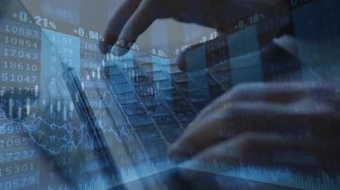 Dijital olarak oluşturulan veri grafiklerine karşı dizüstü bilgisayar kullanan işadamı