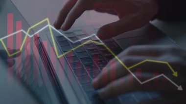 Kırmızı okla dizüstü bilgisayarda yazan kadın..