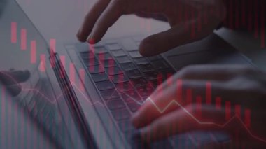 Dizüstü bilgisayarla çalışan iş adamlarının stoklarda iki katına çıkarılması. Başarı konsepti. ve sanal piyasa ticareti.