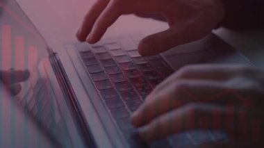 Bilgisayar ve önx çizim hologramı üzerinde çalışan kadın elleri çift pozlama. finansal analiz ve finansal analiz kavramı.