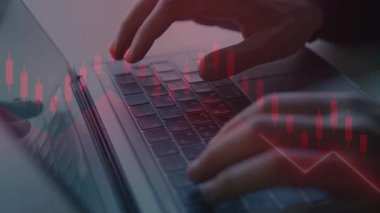 İşadamı bilgisayarını kullanarak hisse grafiği ve grafiği, iş ve teknoloji konseptini kullanıyor. Borsa ve yatırım, borsa analizi, borsa dövizi,