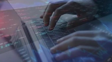 Birden fazla veriye sahip bilgisayar kullanan işadamı