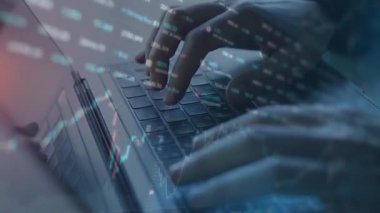 İşadamı birden fazla grafik ve grafikle dizüstü bilgisayarda çalışıyor