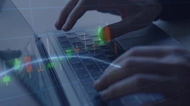 İşadamı finansal diyagramı olan bir laptop kullanıyor.