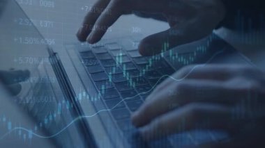 iş adamı ekranda grafiği olan dizüstü bilgisayar kullanıyor