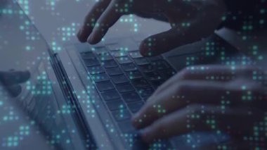 Ofiste dizüstü bilgisayarla çalışan işadamlarına yakın çekim.