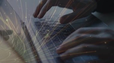 yakın plan - dizüstü bilgisayarda yazan kadının görüntüsü