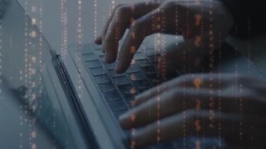 Ofisteki dizüstü bilgisayarda yazan kadını kapat.