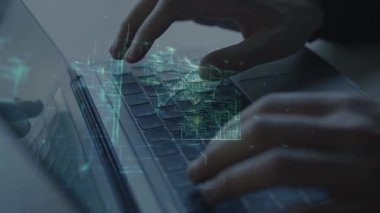 Kadın laptopta birden fazla pozlama ile yazıyor.