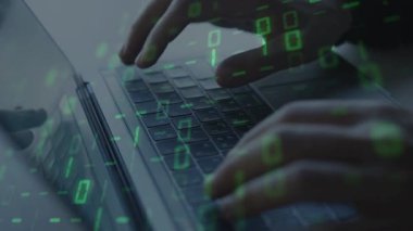 Bilgisayar kullanan bilgisayar korsanı ikili kodlu. hack ve zararlı yazılım kavramı