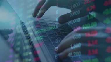 Ekranda birden fazla ekranı olan dizüstü bilgisayar kullanan kadın