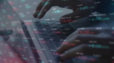 Bilgisayarlı iş adamı mali verilerle çalışıyor