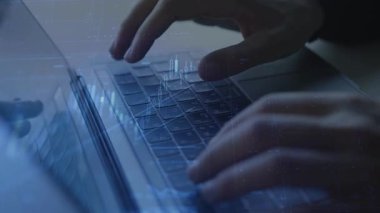 Birden fazla pozlama içeren dizüstü bilgisayar kullanan iş adamı