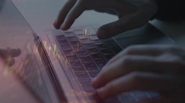 Klavyede yazan ve dizüstü bilgisayar kullanan kadın.