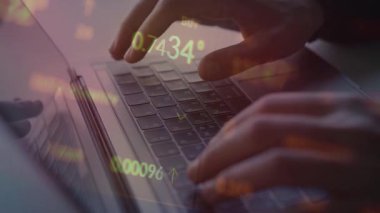 Dizüstü bilgisayarda yazan kadın