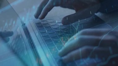 Koyu mavi arka planda dizüstü bilgisayar kullanan kadın, afiş