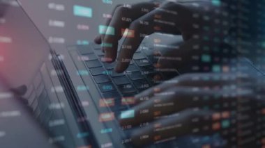 Dijital pazarlama diyagramı ve finansal veri diyagramı, sanal teknoloji ve iş konsepti ile dizüstü bilgisayarda çalışan işadamı, çifte maruz kalma