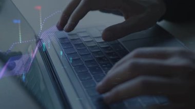 Çoklu grafiği olan bilgisayar kullanan kadın