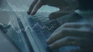 Dizüstü bilgisayar kullanarak iş kadınlarının ellerini kapat