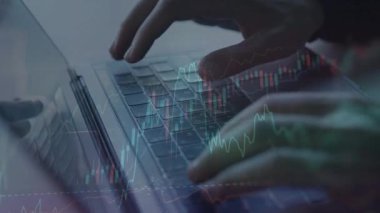 Kapat. Modern bir ofiste çalışan iş kadını.