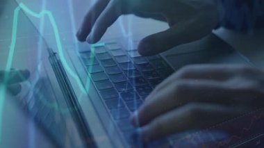 Klavyede finansal grafiklerle yazan işadamı