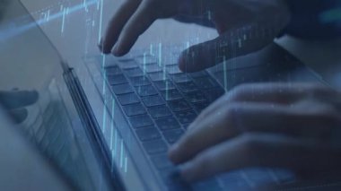 Birden fazla pozlama içeren dizüstü bilgisayar kullanan iş adamı