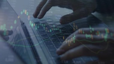 Dizüstü bilgisayar ve önx grafik hologram çizimi üzerinde çalışan iş kadınının çifte pozu. Borsa analizi kavramı.