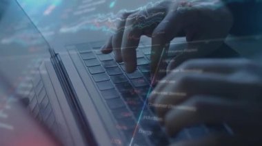 Bilgisayar kullanan kadın