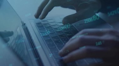 Ofisteki klavyede daktilo yazan işadamlarının görünümünü kapat