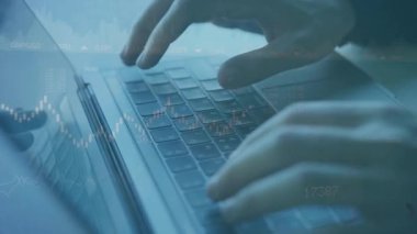 İşadamı el bilgisayarda çalışıyor.