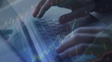 İşadamı bilgisayar kullanıyor ve dijital tablet üzerinde Forex grafiğiyle hisse senedi grafiğini analiz ediyor