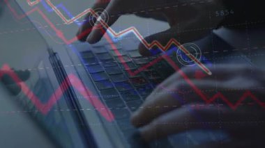 İş adamı bilgisayarı kullanıyor ve ekrandaki verileri analiz ediyor. panoramik pankart