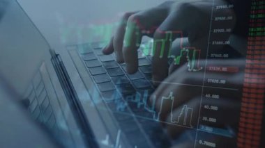 Dizüstü bilgisayar ve dijital borsa kullanan iş adamı