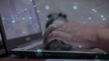 dizüstü bilgisayar ve telefon kullanan kadın