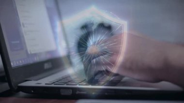 İş kadını veri işlemede dizüstü bilgisayar kullanıyor.