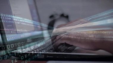 Birden fazla pozlama içeren dizüstü bilgisayar kullanan iş adamı